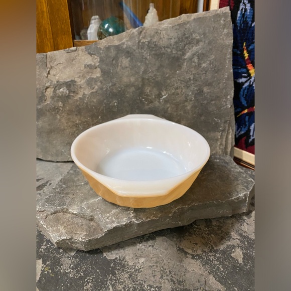 Vintage Pearlescent Peach Pyrex Casserole Dish - Picture 9 of 11